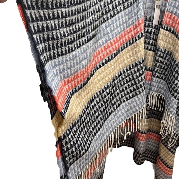 NWT Women’s BCBGeneration Striped Aztec Bohemian Print Wrap - Picture 4 of 8